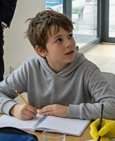 Miljonäärin poika on koulun huonoin oppilas, kunnes hänen taloudenhoitajansa paljastaa järkyttävän salaisuuden.