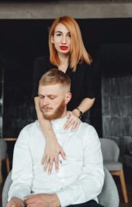 Äidilleni on viime aikoina tullut outoja mustelmia, mutta sekä hän että vaimoni sanoivat, etteivät ne tienneet mistä ne tulivat. Laitoin kameran pystyyn, ja se mitä myöhemmin näin järkytti minua.