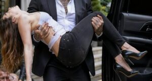 Hän lähetti viestin “Hän mursi kylkiluuni” väärään numeroon—ja mafiapomo tuli itse