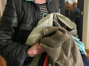 Luulin, että anoppini vei vanhat vaatteeni hyväntekeväisyyteen, mutta totuus täytti minut aidolla kauhulla.