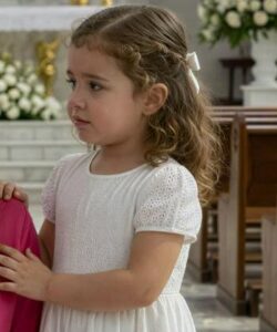 Un'avvocatessa sterile, umiliata dalla suocera... finché una bambina di tre anni non le rivela un incredibile segreto durante il suo battesimo.