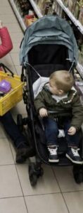 Pieni poika heittäytyi supermarketin lattialle ja sai valtavan raivokohtauksen yhden lelun takia. Asiakkaat olivat jo varmoja, että äiti antaisi periksi tai raahaisi lapsensa kiireesti ulos kaupasta. Mutta nainen teki jotain niin odottamatonta, että kaikki unohtivat hetkeksi itse pojan ja jäivät tuijottamaan vain häntä – täysin sanattomina.