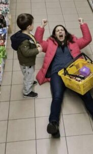 Pieni poika heittäytyi supermarketin lattialle ja sai valtavan raivokohtauksen yhden lelun takia. Asiakkaat olivat jo varmoja, että äiti antaisi periksi tai raahaisi lapsensa kiireesti ulos kaupasta. Mutta nainen teki jotain niin odottamatonta, että kaikki unohtivat hetkeksi itse pojan ja jäivät tuijottamaan vain häntä – täysin sanattomina.