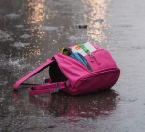 Kersantti huomasi sateessa keskellä katua tytön, jolla oli vaaleanpunainen reppu. Mutta nähdessään poliisin tyttö pudotti reppunsa ja juoksi jonnekin pakoon.