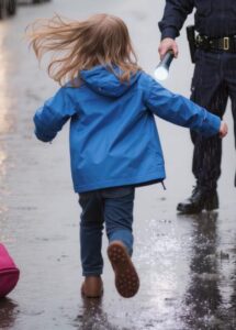Kersantti huomasi sateessa keskellä katua tytön, jolla oli vaaleanpunainen reppu. Mutta nähdessään poliisin tyttö pudotti reppunsa ja juoksi jonnekin pakoon.