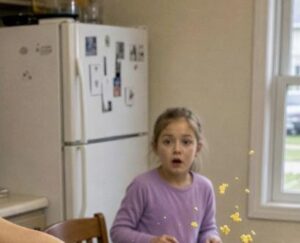Aamiaisen aikana nelivuotias tyttäreni Emma istui vahingossa serkkunsa paikalle pöydässä ja alkoi syödä. Siskoni Vanessa näki sen. Sitten hän tarttui vielä tulikuumaan paistinpannuun ja heitti sen Emmaa kohti.