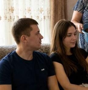 Aina kun hänen poikansa toi kotiin uuden tyttöystävän esitelläkseen tämän äidilleen, nainen kaatoi tulevan miniän pään päälle ämpärillisen myrkyllisiä käärmeitä testatakseen tämän rohkeutta. Mutta kukaan ei osannut edes kuvitella, miten yksi näistä kohtaamisista päättyisi.