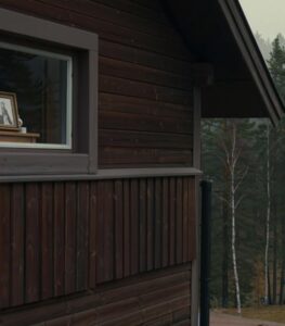 Uusi naapuri katsoi naista vain kerran ja sanoi: ”Sinä palasit viimein.” – Mutta nainen oli kaupungissa ensimmäistä kertaa…