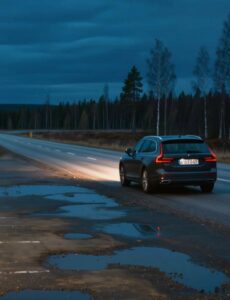 Lapsenlapset jättivät vaimoni yksin yöllä huoltoasemalle ja lähtivät juhlimaan… Opetus, jonka annoin heille, muutti heidän elämänsä