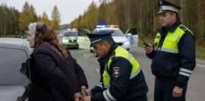 Liikennepoliisit pysäyttivät vanhan rouvan vain siksi, että hän ajoi kallista ulkomaista autoa. He painoivat hänet autoa vasten ja laittoivat käsiraudat – tietämättä lainkaan, kuka tämä nainen todella oli