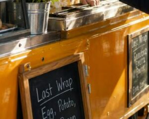 Nashvillen pikkuruista ruoka-autoa pyörittävä nainen katsoi miljardöörijohtajaa suoraan silmiin, kieltäytyi myymästä hänelle päivän viimeistä breakfast wrapia ja antoi sen sen sijaan iäkkäälle veteraanille.