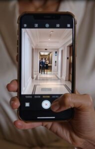 Mieheni sanoi olevansa yrityksen juhlissa… Mutta kun saavuin hotellille, näin hänen menevän hissiin parhaan ystäväni kanssa.